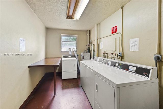 319 NE 14th Ave 201, Hallandale Beach, FL 33009