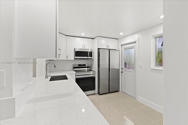 319 NE 14th Ave 201, Hallandale Beach, FL 33009