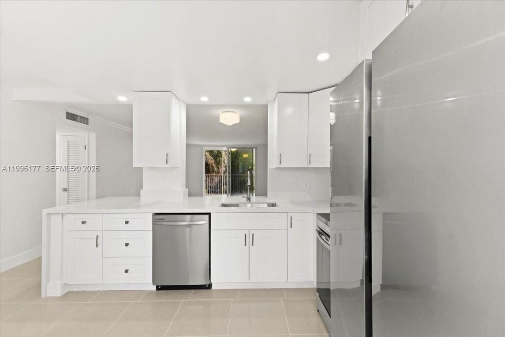 319 NE 14th Ave 201, Hallandale Beach, FL 33009