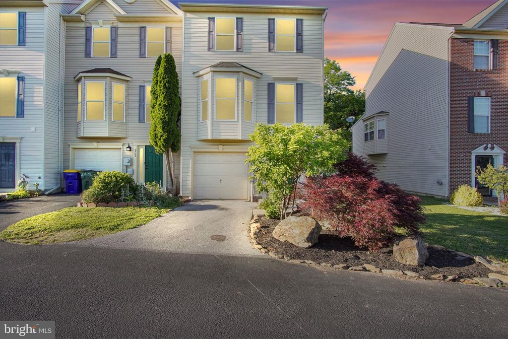 260 COUNTRY RIDGE DR, Red Lion, PA 17356
