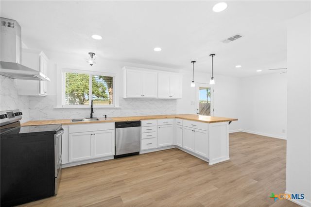 208 Eleanor Street, Victoria, TX 77904