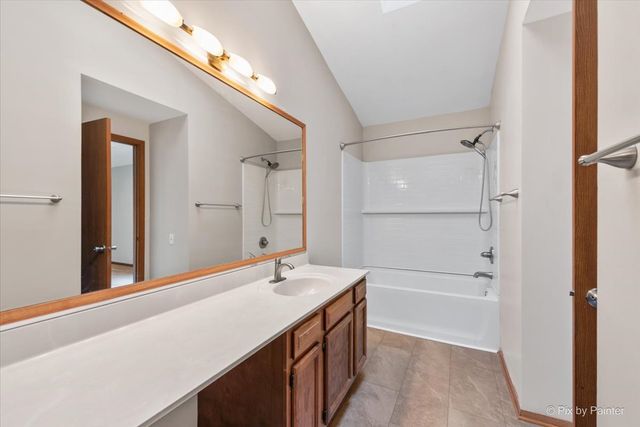 49 Carey Lane, Streamwood, IL 60107