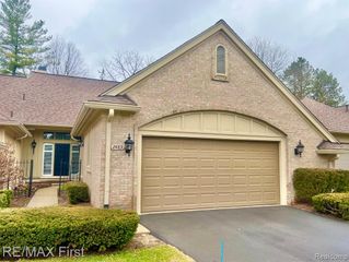 2483 Hickory Glen Drive 3, Bloomfield Hills, MI 48304