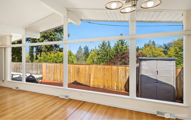9750 SE 41st Street, Mercer Island, WA 98040