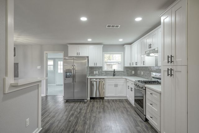 513 Barkley Street, Houston, TX 77022