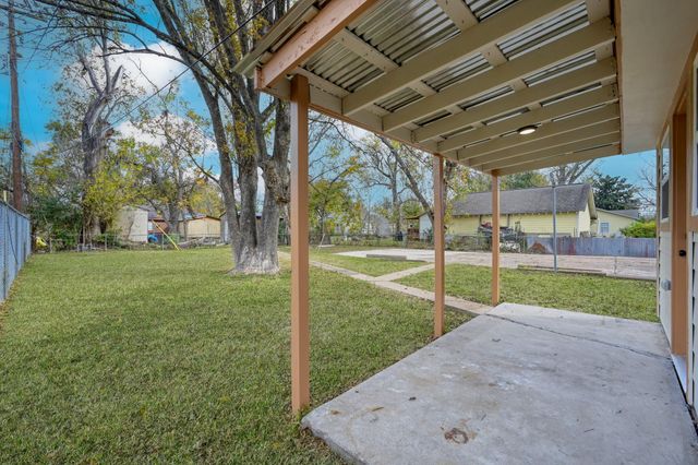 513 Barkley Street, Houston, TX 77022