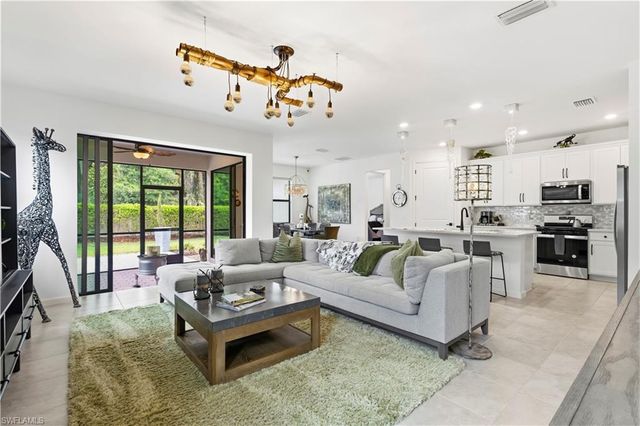 10475 Ventana LN, Naples, FL 34120