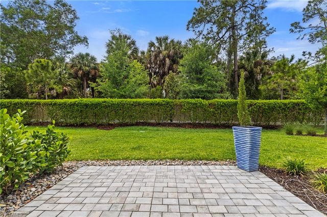 10475 Ventana LN, Naples, FL 34120