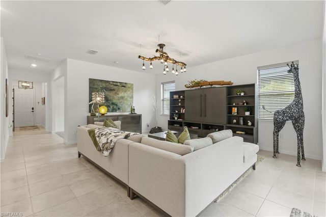 10475 Ventana LN, Naples, FL 34120