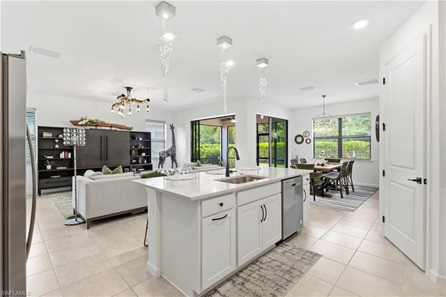 10475 Ventana LN, Naples, FL 34120