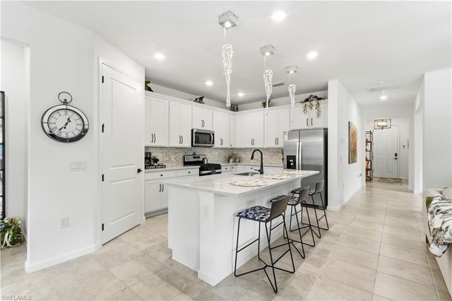 10475 Ventana LN, Naples, FL 34120