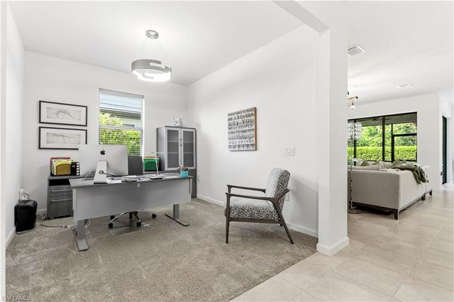 10475 Ventana LN, Naples, FL 34120