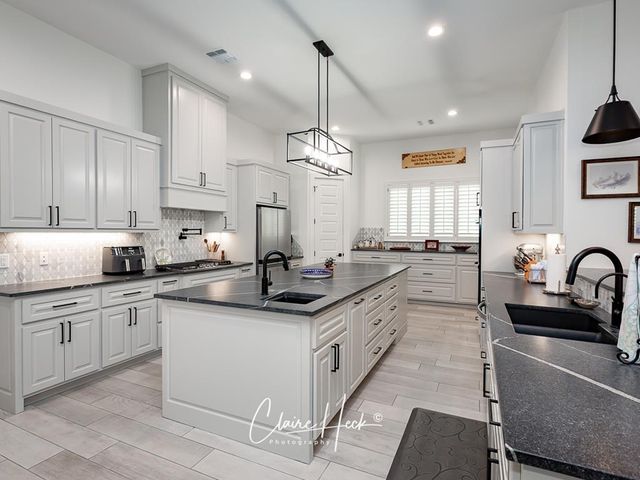 6800 Castle Wood Dr, Midland, TX 79707