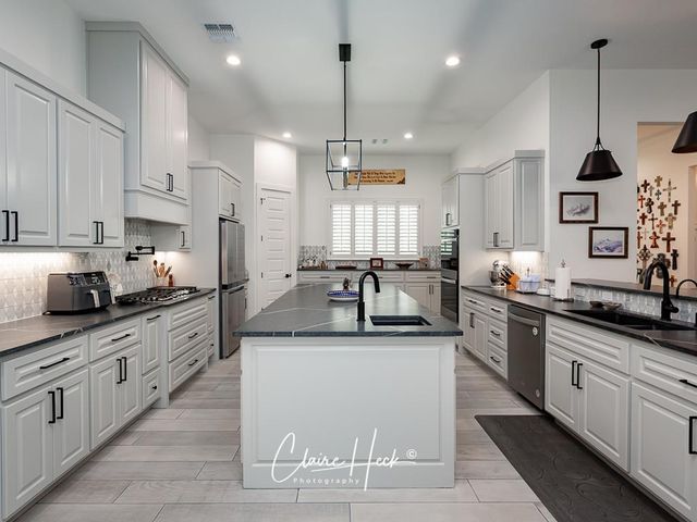 6800 Castle Wood Dr, Midland, TX 79707