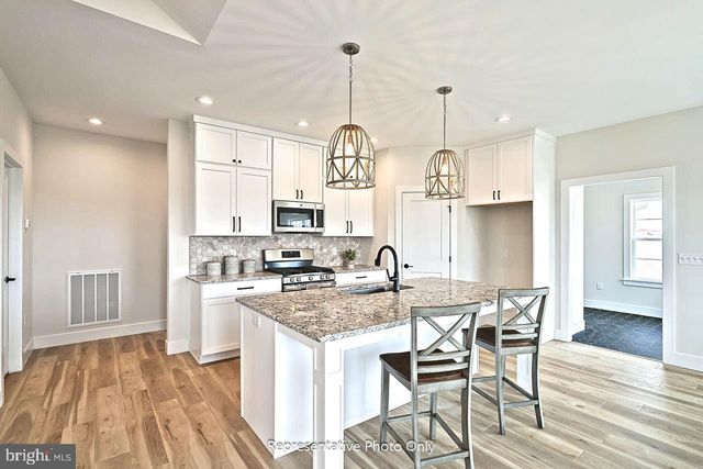 401 STICKLEY DR, Mechanicsburg, PA 17055
