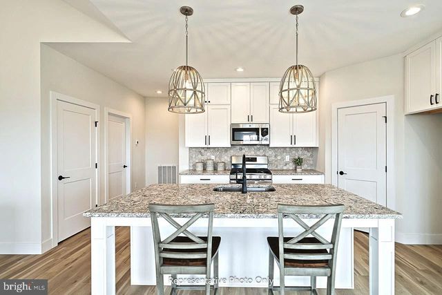 401 STICKLEY DR, Mechanicsburg, PA 17055