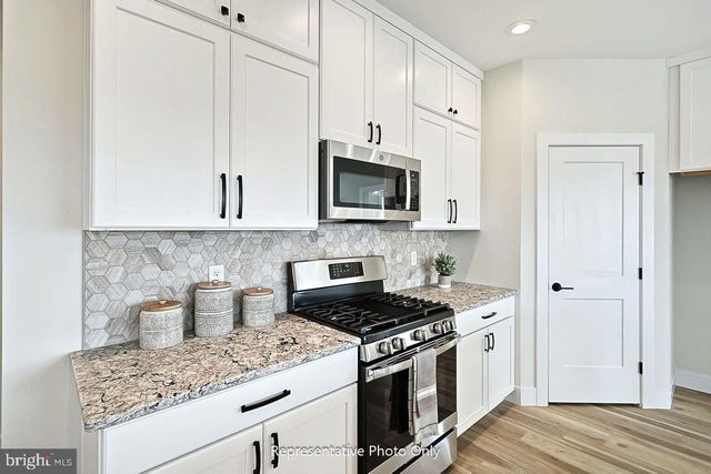 401 STICKLEY DR, Mechanicsburg, PA 17055