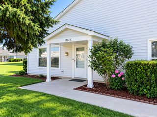 1302 S Glen Circle C, Aurora, IL 60506