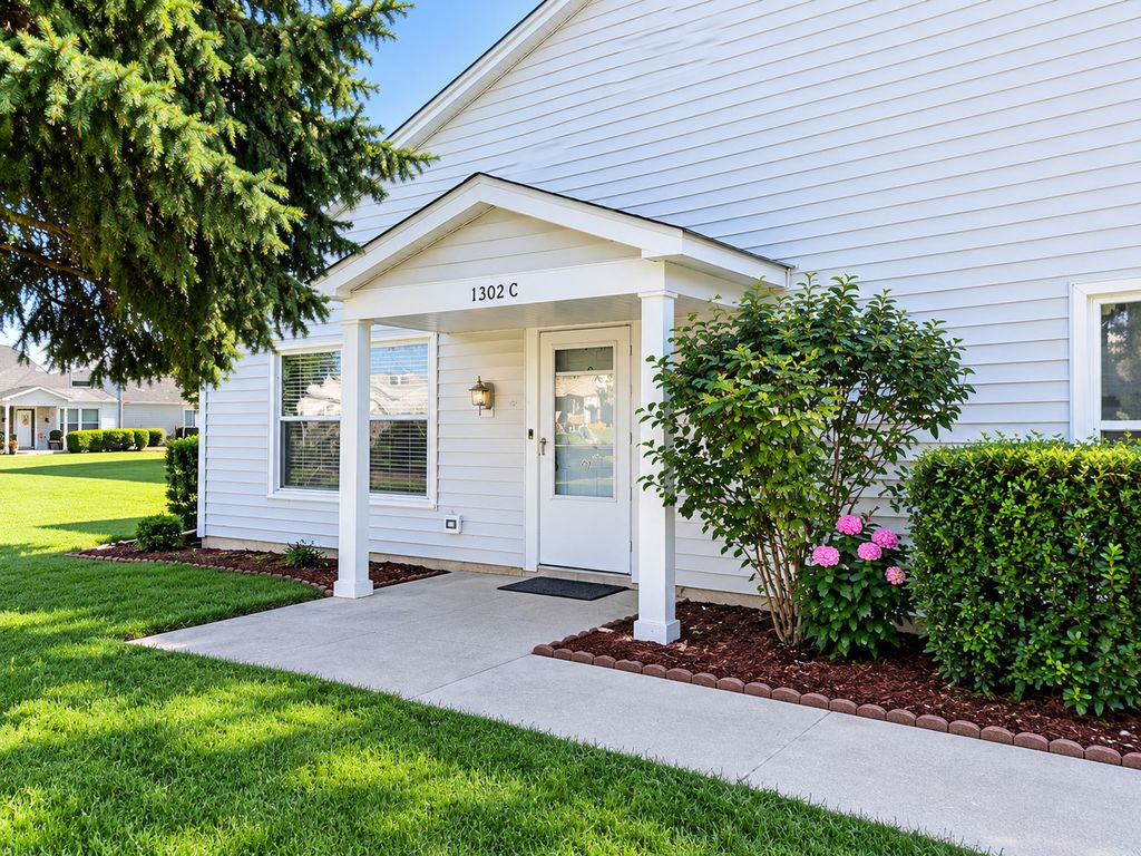 1302 S Glen Circle C, Aurora, IL 60506