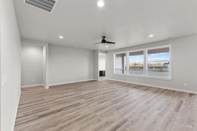 1038 W Cub River Dr, Meridian, ID 83642