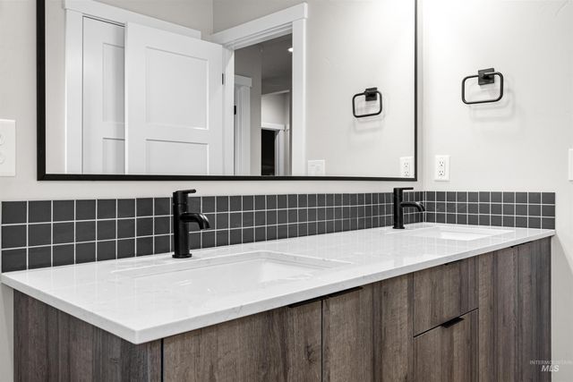 1038 W Cub River Dr, Meridian, ID 83642