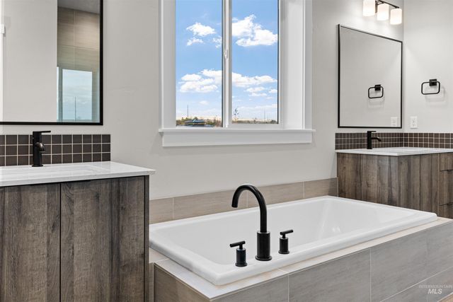 1038 W Cub River Dr, Meridian, ID 83642