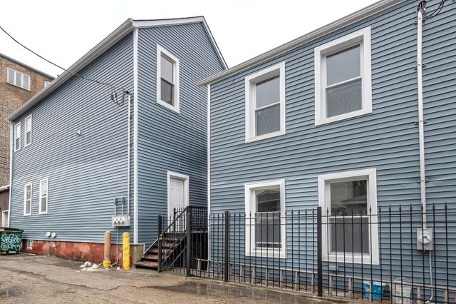 1013 W 18th Place 2R, Chicago, IL 60608