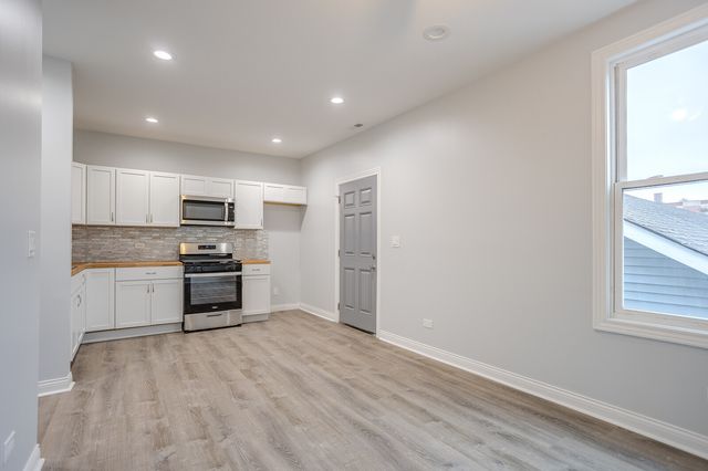 1013 W 18th Place 2R, Chicago, IL 60608