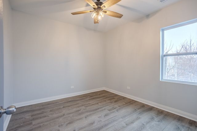 1013 W 18th Place 2R, Chicago, IL 60608