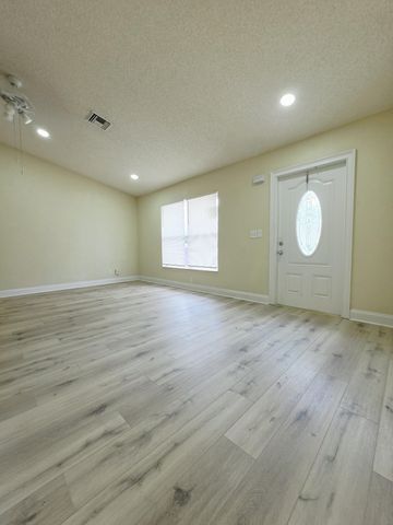 5447 Twin Oakes Road, Greenacres, FL 33463