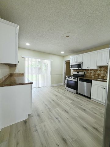 5447 Twin Oakes Road, Greenacres, FL 33463