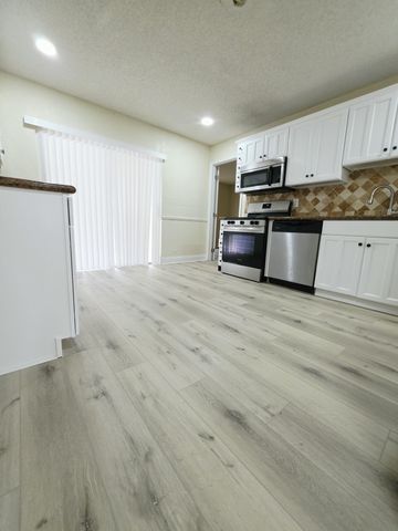5447 Twin Oakes Road, Greenacres, FL 33463