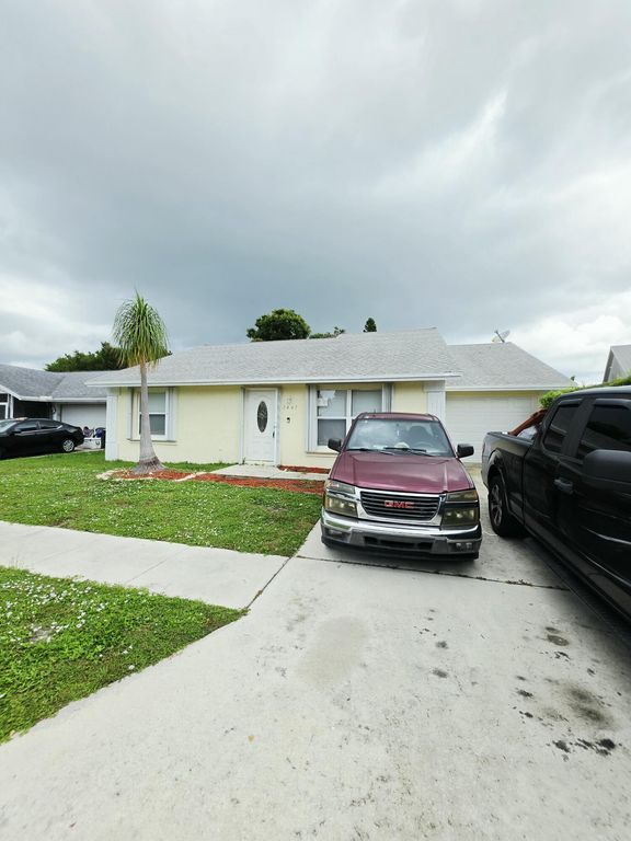5447 Twin Oakes Road, Greenacres, FL 33463