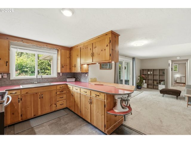 2530 SHARON Way, Eugene, OR 97401