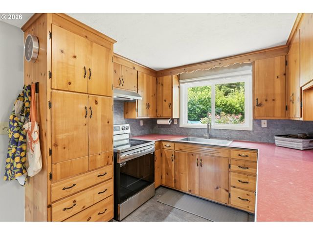 2530 SHARON Way, Eugene, OR 97401