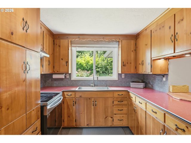 2530 SHARON Way, Eugene, OR 97401
