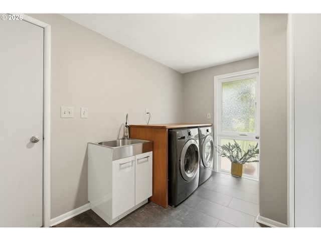 2530 SHARON Way, Eugene, OR 97401