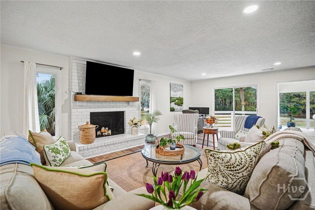 Image 5 of property listing at 38 Wiley Bottom Road, Savannah, GA 31411