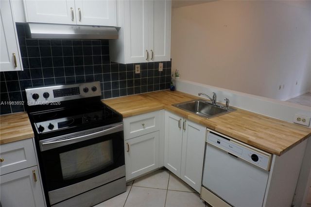 15480 SW 82nd Ln 211, Miami, FL 33193