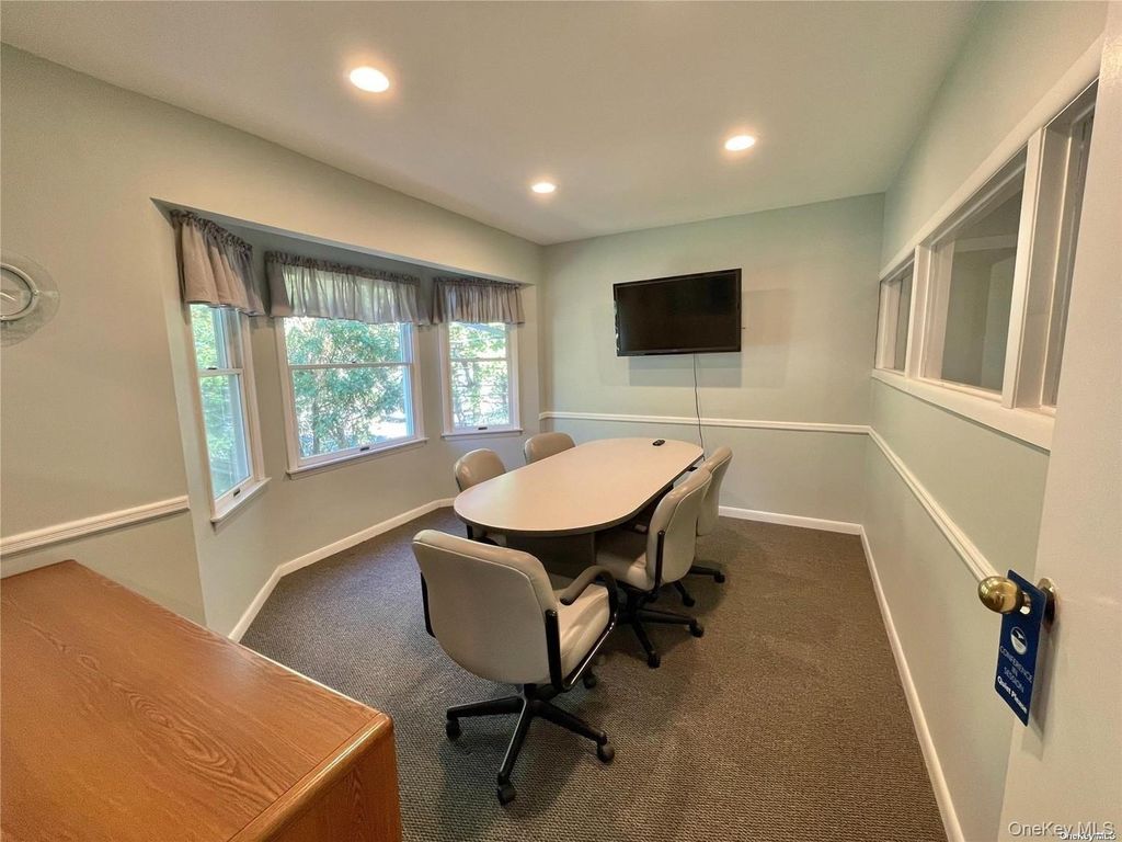 556 W Jericho Turnpike, Smithtown, NY 11787 — photo 2