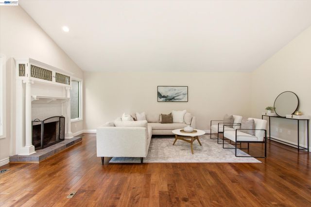1768 Oro Valley Cir, Walnut Creek, CA 94596