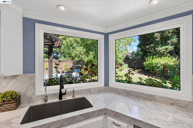 1768 Oro Valley Cir, Walnut Creek, CA 94596