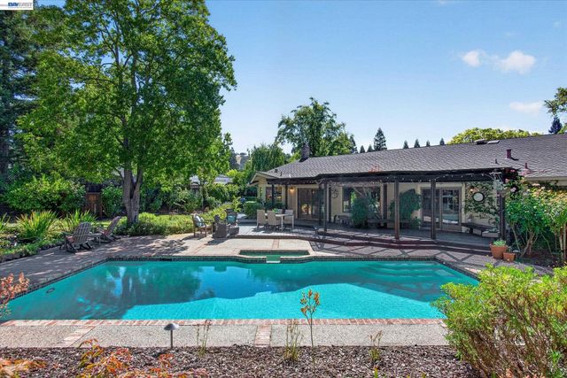 1768 Oro Valley Cir, Walnut Creek, CA 94596