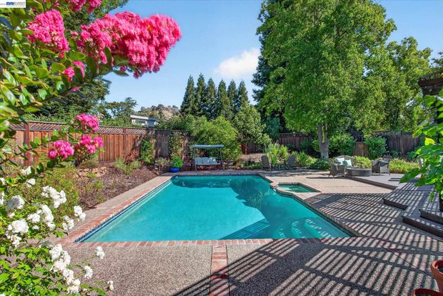 1768 Oro Valley Cir, Walnut Creek, CA 94596