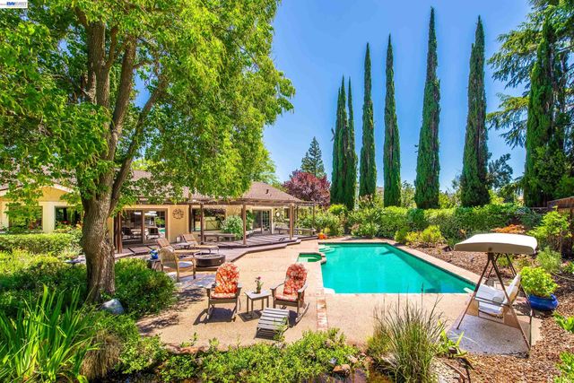 1768 Oro Valley Cir, Walnut Creek, CA 94596