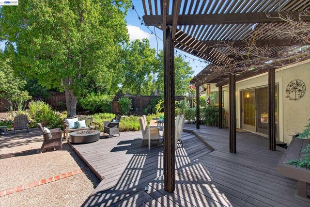1768 Oro Valley Cir, Walnut Creek, CA 94596
