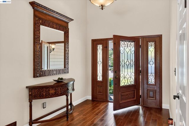 1768 Oro Valley Cir, Walnut Creek, CA 94596