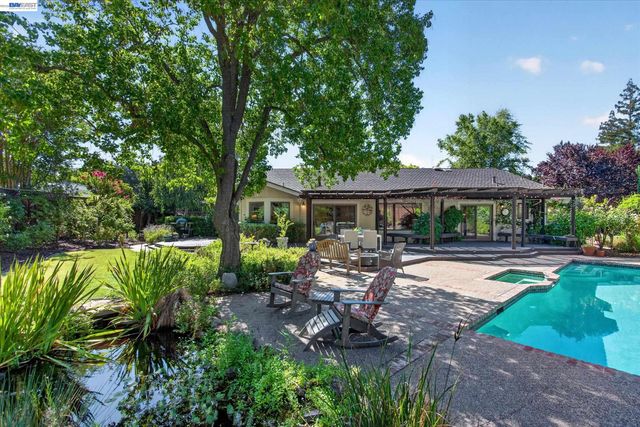 1768 Oro Valley Cir, Walnut Creek, CA 94596