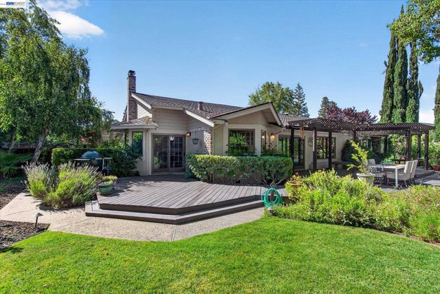 1768 Oro Valley Cir, Walnut Creek, CA 94596