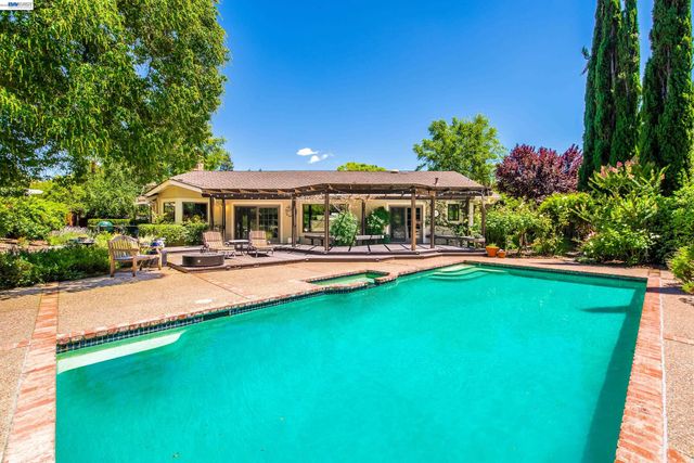 1768 Oro Valley Cir, Walnut Creek, CA 94596